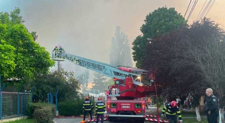 Incendiu puternic în municipiul Hunedoara - Focul a afectat o clădire administrativă, o hală şi deşeuri plastice aflate pe o suprafaţă de 2000 de metri pătraţi. A fost emis mesaj RO-Alert