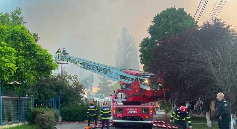 Incendiu puternic în municipiul Hunedoara - Focul a afectat o clădire administrativă, o hală şi deşeuri plastice aflate pe o suprafaţă de 2000 de metri pătraţi. A fost emis mesaj RO-Alert