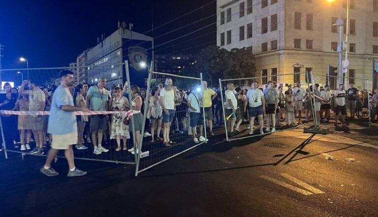 A doua noapte de proteste în Serbia, manifestanții au construit baricade