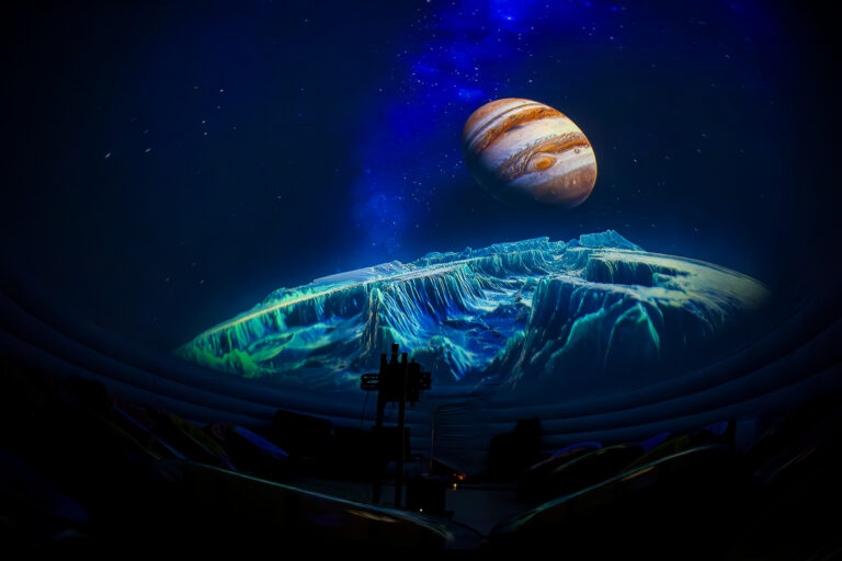 Distracție pentru întreaga familie, la Palas: Planetariu cu proiecții 360 de grade, teatru de păpuși și concerte în aer liber