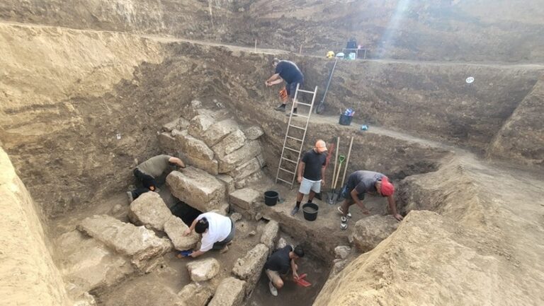 Podoabe de aur, sticlă şi bronz, două sarcofage cu elemente sculptate şi pictate din calcar şi marmură, descoperite în situl „Necropola tumulară a oraşului antic Callatis”