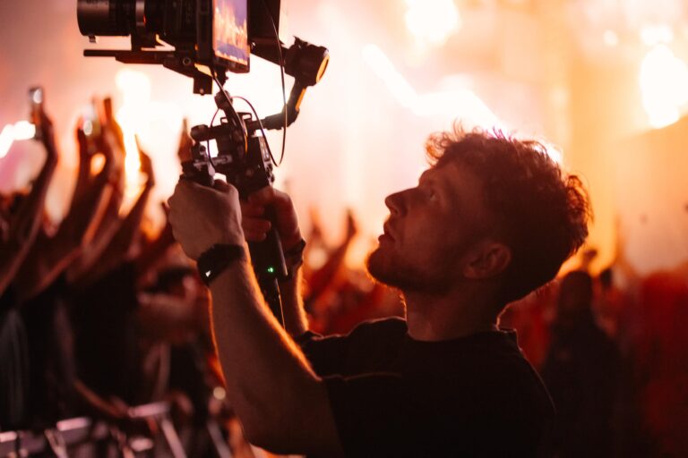 El a creat imaginea vizuală a „Beach, Please!”. Tânărul din Iași care a filmat pentru mari artiști ai lumii: ce îi învață pe cei care vor să-i calce pe urme?