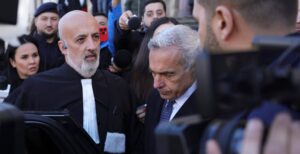 Un avocat care l-a reprezentat pe Călin Georgescu, ar fi racolat şi agresat sexual o adolescentă de 15 ani. Acesta a fost ridicat de poliţişti şi dus la audieri