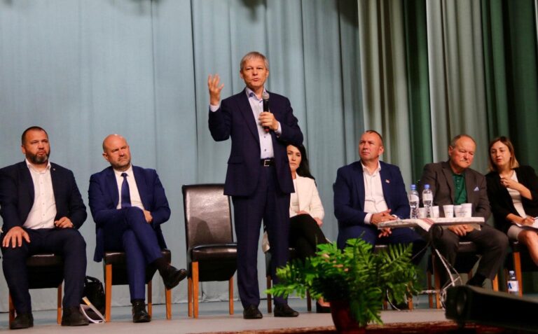 Hotnews: Dacian Cioloș este o variantă pentru șefia SRI sau SIE. Nicușor Dan pregătește schimbarea șefilor din ambele servicii secrete
