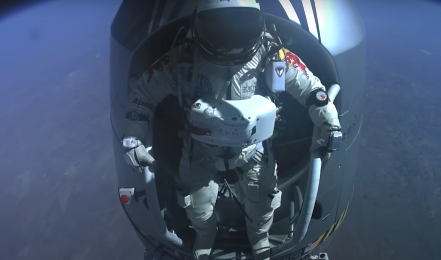 A murit Felix Baumgartner. Ce recorduri mondiale a stabilit, sărind în gol de la aproape 39.000 de metri