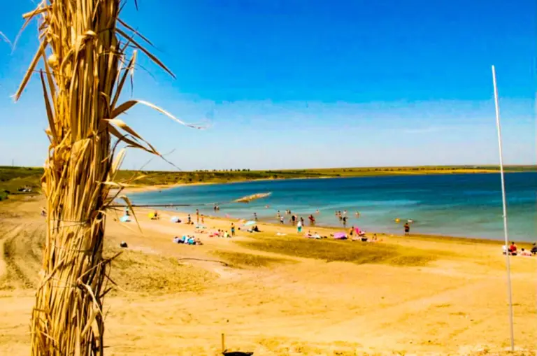 „Marea Moldovei” - E la numai 90 km nord de Iași. O nouă plajă din România începe să facă concurență Litoralului. Cum ajung ieșenii aici?