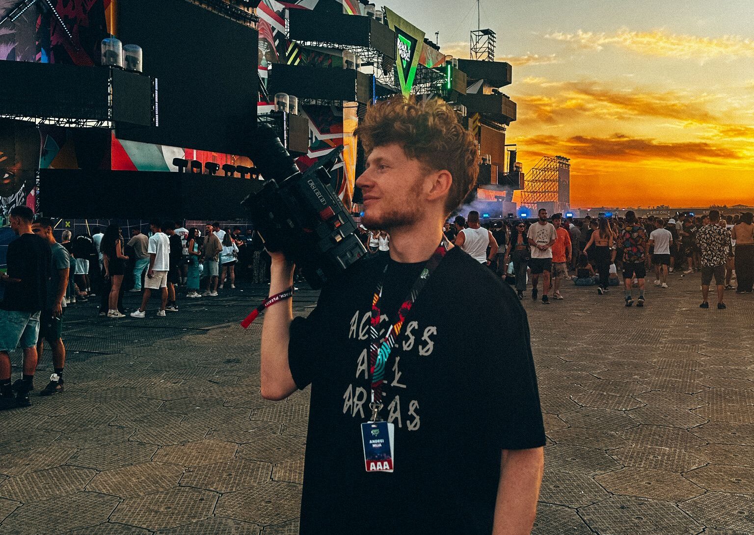 40 under 40 - Pe scenă cu David Guetta! Frumoasa poveste de succes a tânărului din Iași care filmează pentru cei mai mari artiști din lume