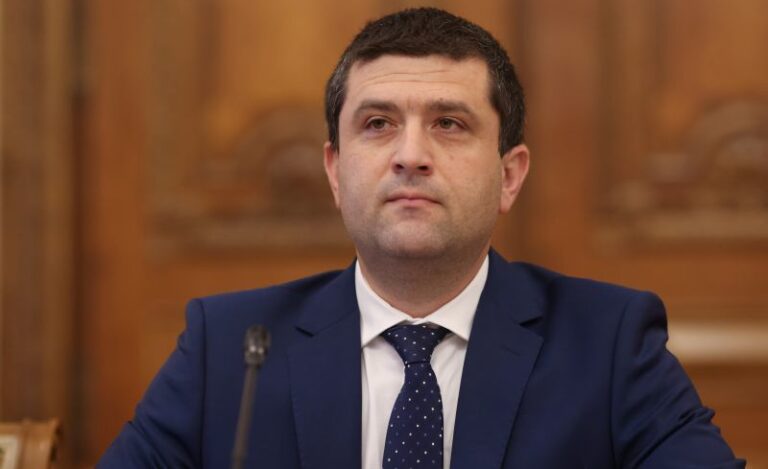 Ministrul Economiei reintroduce obligaţia ca toate persoanele care intră într-una dintre fabricile de armament să fie autorizată la nivelul ministerului