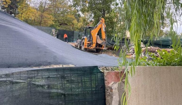 Doi cunoscuți oameni de afaceri din Iași, vecini, se luptă pe viață și pe moarte la Tribunal. Conflictul a pornit de la construcția unei case