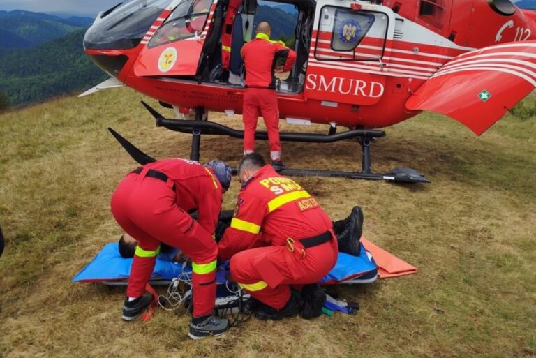 Tânăr rănit grav, în timp ce folosea o petardă pentru a îndepărta un urs. Petarda i-a explodat în mână, animalul s-a îndepărtat, după care a revenit la el