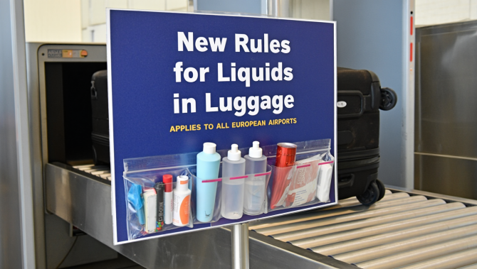 Dispare limita la lichide în bagajul de mână din avion. UE pregătește aprobarea oficială a noii reguli. Acum limita e maxim 100 ml