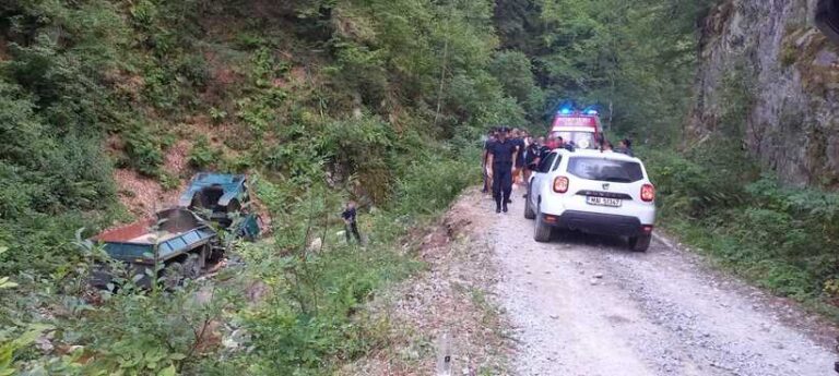Gorj: Două persoane au murit şi patru au fost, rănite după ce autoutilitara în care se aflau s-a răsturnat într-o râpă