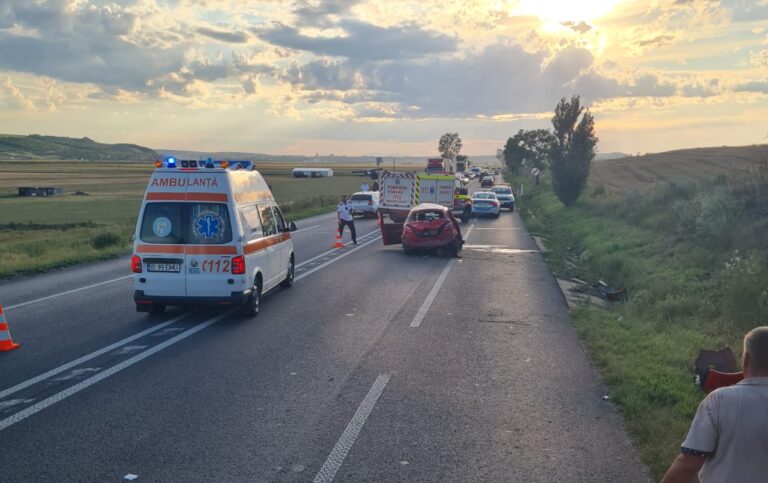 Accident rutier pe DN 28 – două persoane rănite, în urma răsturnării unui autoturism