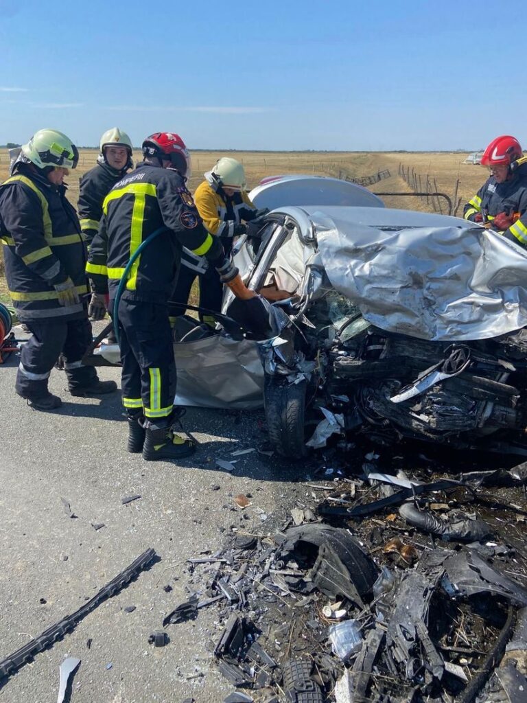 Arad: O femeie şi un bărbat au murit şi alte patru persoane au fost rănite, între care doi copii, într-un accident rutier