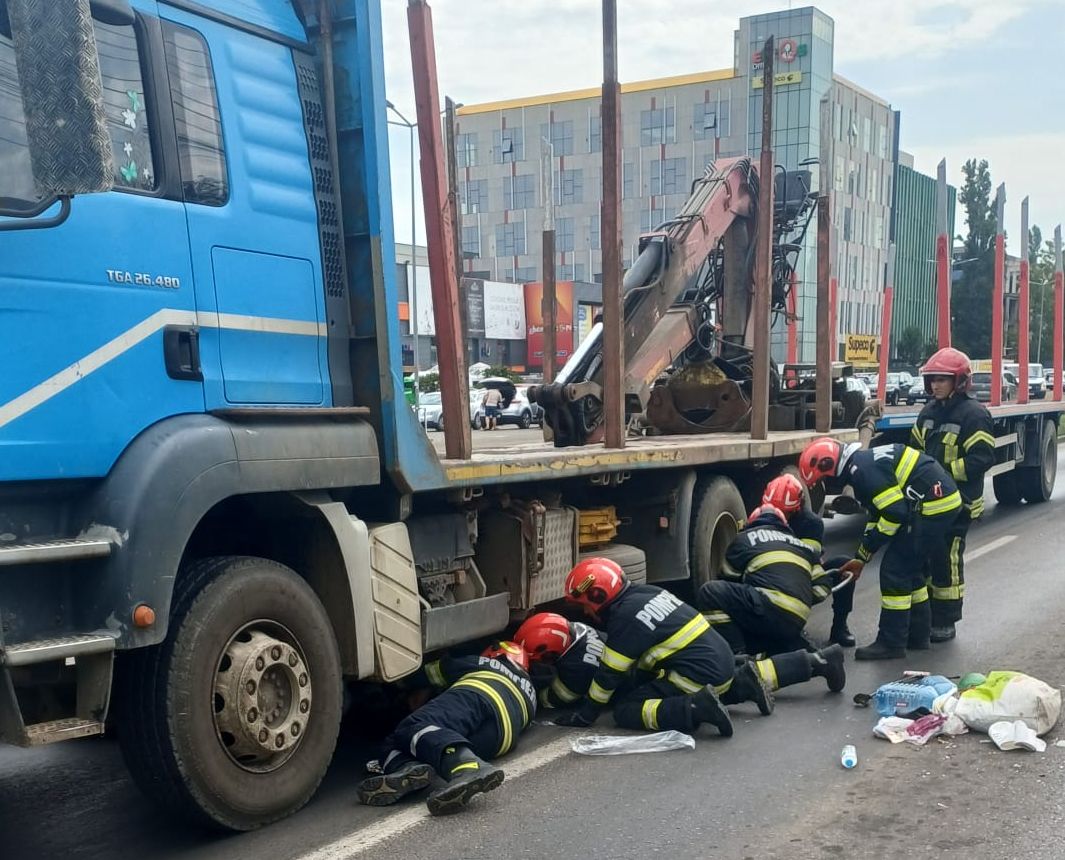 Accident grav la Iași – Un pieton a fost lovit și prins sub un autocamion (FOTO)