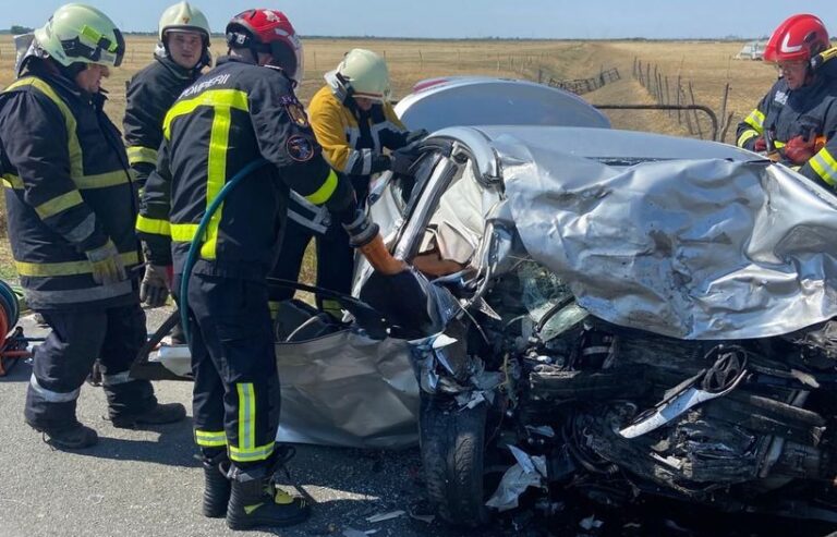 Arad: O femeie şi un bărbat au murit şi alte patru persoane au fost rănite, între care doi copii, într-un accident rutier