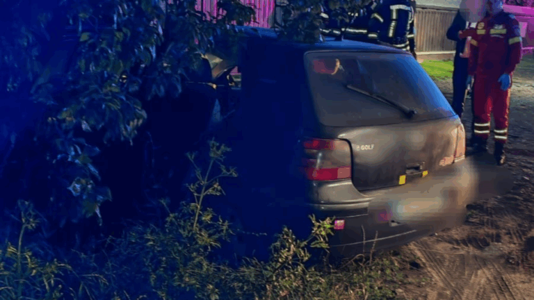 O fată de 20 de ani a murit, iar alți trei tineri au fost răniți, după ce mașina în care se aflau s-a izbit de un cap de pod în Neamț