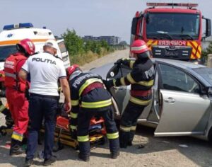 Suceava: Accident grav, cu trei victime, după ce o mașină a intrat într-un stâlp, la Rădăuți