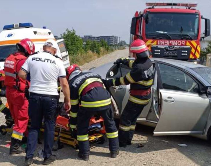 Suceava: Accident grav, cu trei victime, după ce o mașină a intrat într-un stâlp, la Rădăuți
