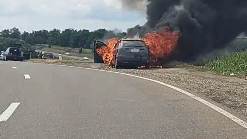  Accident grav pe DN2, între Bunești și Cumpărătura. O mașină arde ca o torță – VIDEO