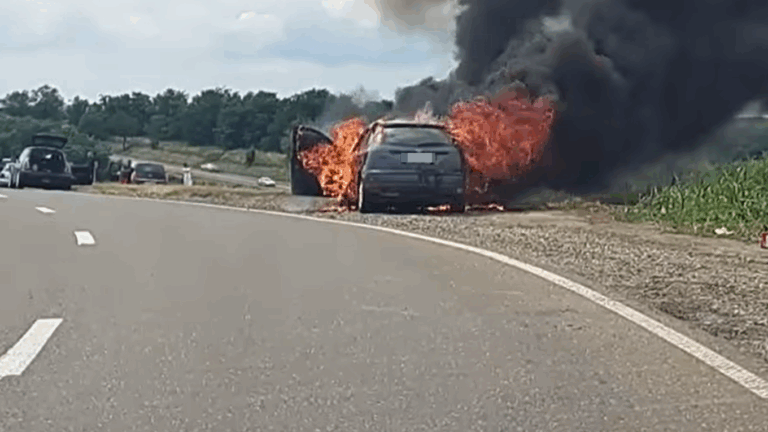 Accident grav pe DN2, între Bunești și Cumpărătura. O mașină arde ca o torță - VIDEO