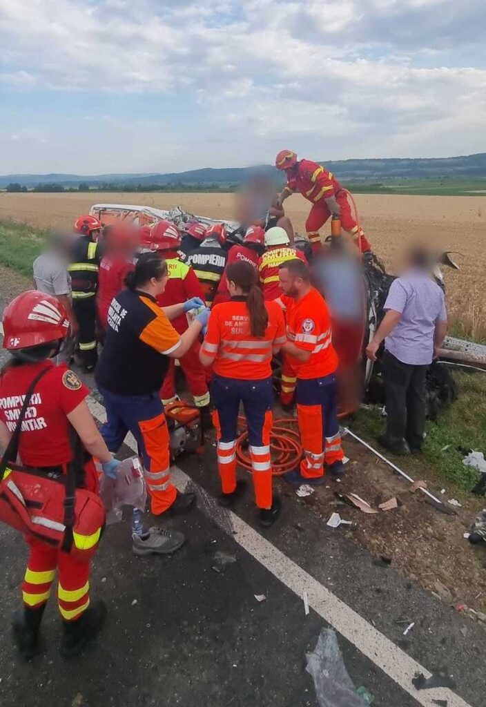 Accident grav în Suceava. Cinci persoane, rănite după ce un microbuz şi un camion s-au ciocnit pe „drumul morții”