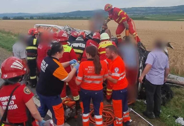Accident grav în Suceava. Cinci persoane, rănite după ce un microbuz şi un camion s-au ciocnit pe „drumul morții”