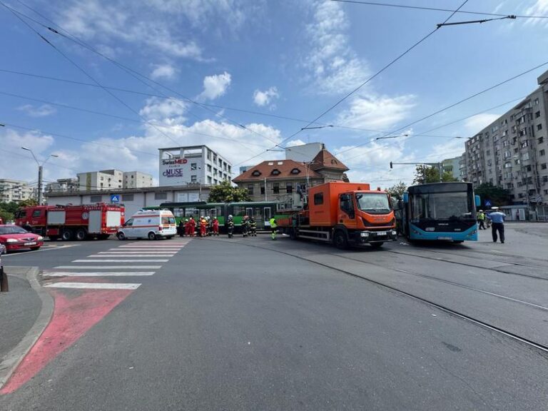 VIDEO| Impact violent între un tramvai şi un autobuz, în Capitală. Mai multe persoane transportate la spital