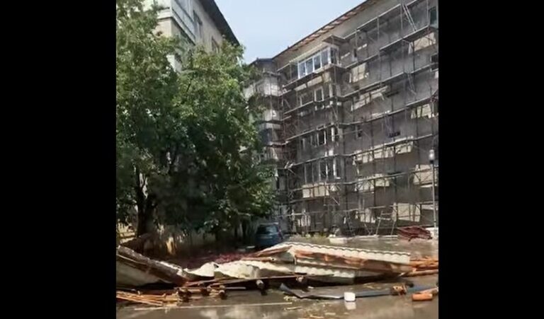 Acoperişuri prăbuşite peste autoturisme, un container în care se afla o persoană, răsturnat şi copaci rupţi în judeţul Sălaj, afectat de vijelii