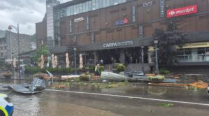 UPDATE VIDEO| Furtună violentă în Sinaia. Acoperișul gării a fost aruncat peste DN 1