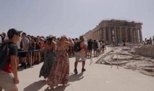 Grecia închide Acropola şi interzice munca în aer liber din cauza vremii toride