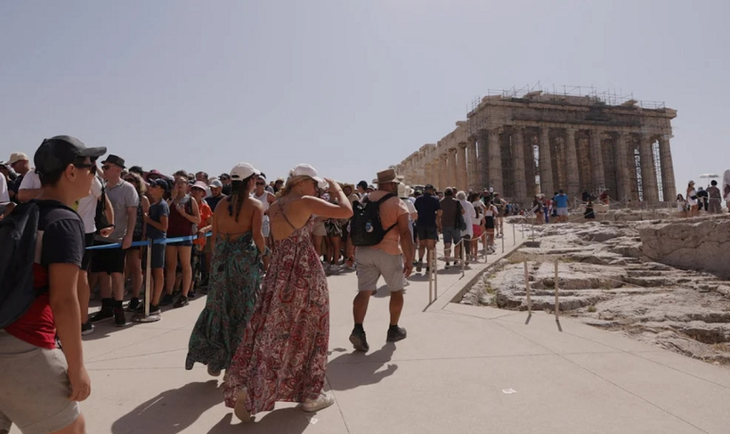  Grecia închide Acropola şi interzice munca în aer liber din cauza vremii toride