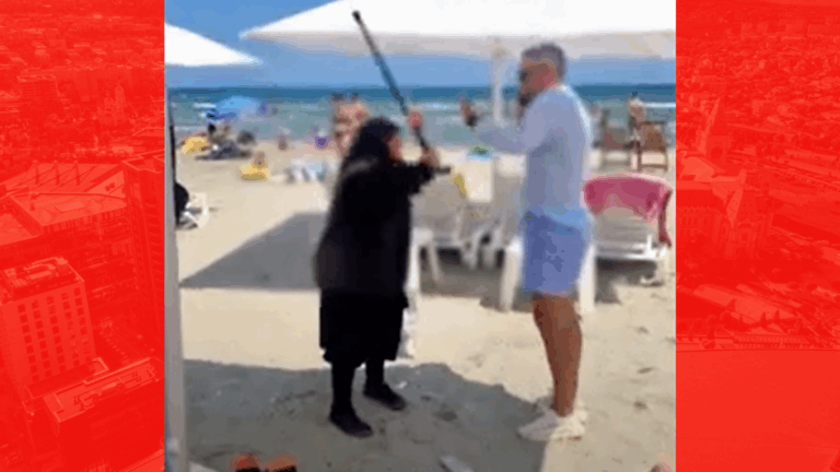 VIDEO| Un bărbat a fost agresat de o cerșetoare pe o plajă din Mamaia Nord
