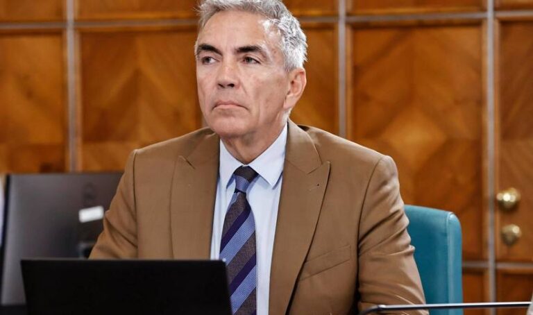 Vicepremierul Dragoş Anastasiu, despre munca la stat: Încă plimbăm mape sau bonuri ca să intre cineva în instituţie