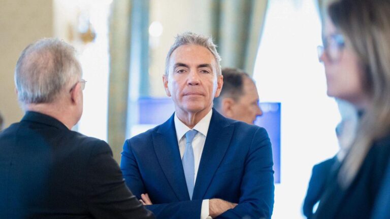 Surse politice: Bolojan i-ar fi cerut demisia lui Anastasiu, dar acesta a refuzat