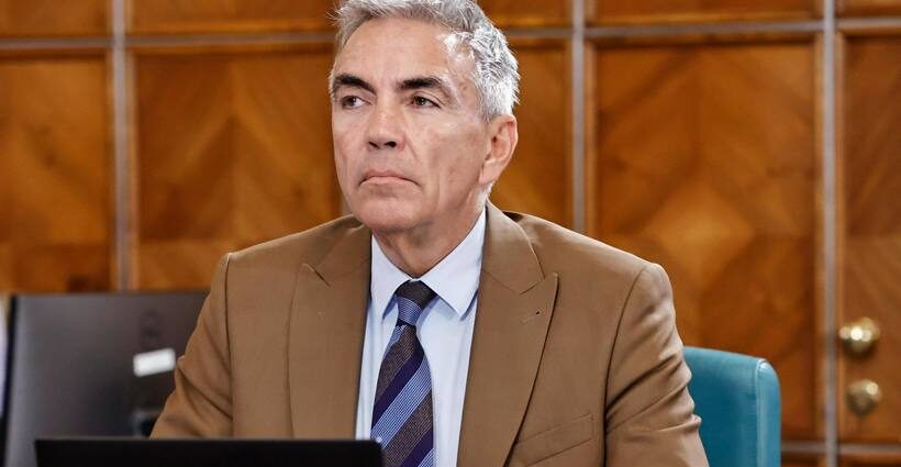  Dragoş Anastasiu face apel la şefii de instituţii care au venituri peste cel al preşedintelui ţării să renunţe voluntar la o parte din bani: „Să spună, domnule, eu sunt de acord să am salariul mai mic până la sfârşitul anului viitor”