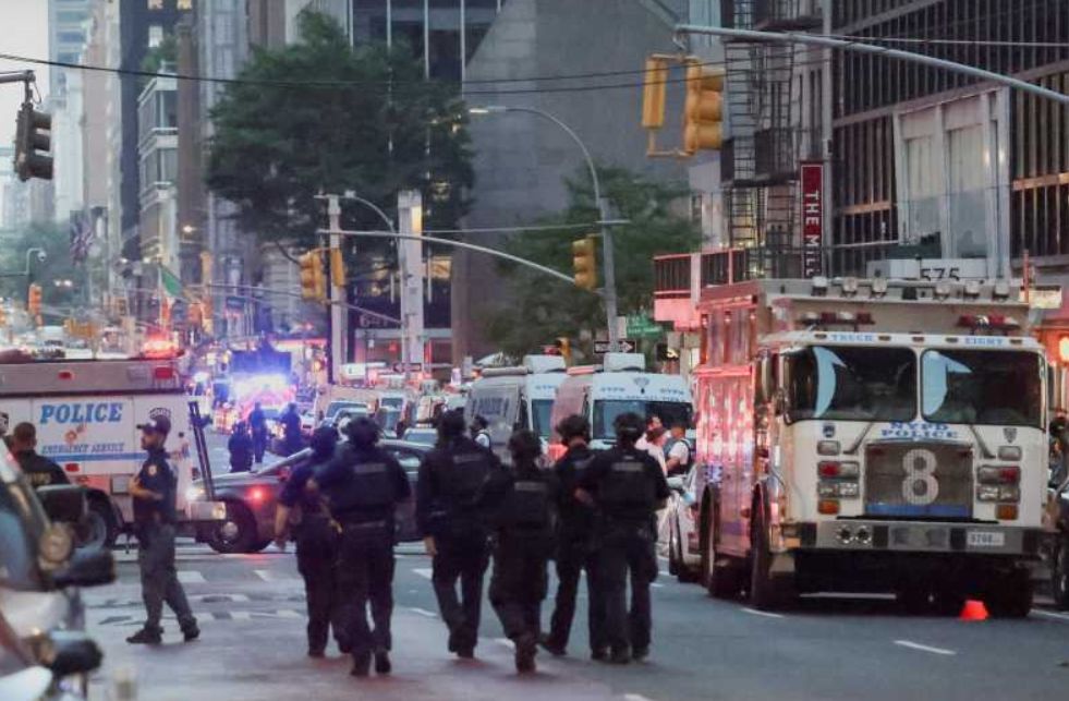  Un bărbat a împușcat mortal patru persoane într-un zgârie-nori din New York, apoi s-a sinucis