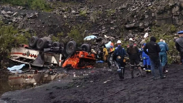 Un autobuz cu muncitori de la o mină din Rusia a căzut într-o râpă de 25 de metri adâncime, în Iakuţia. Sunt 13 morţi şi 20 de răniţi