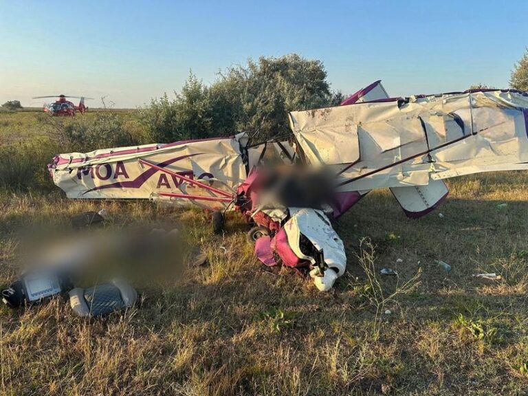 Un avion de mici dimensiuni s-a prăbuşit în zona Gura Portiţei. Două persoane au murit