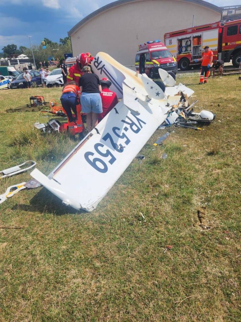 Un avion de mici dimensiuni, în care se aflau două persoane, s-a prăbuşit în apropiere de Orăştie. Pilotul nu prezintă semne vitale