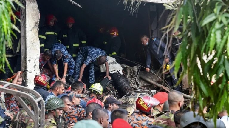 Tragedie aviatică în Bangladesh. 27 de morți, majoritatea copii după ce un avion al forţelor aeriene s-a prăbușit peste o școală