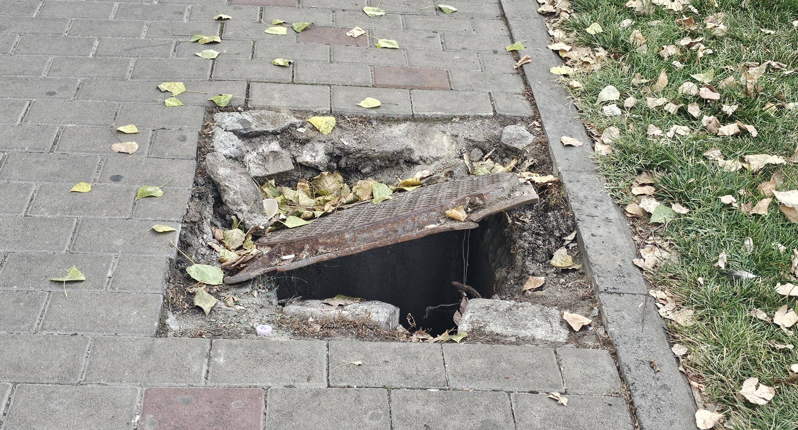 Pericol pe trotuar: Canalul defect de pe Bulevardul Alexandru cel Bun pune în pericol trecătorii de aproape o săptămână