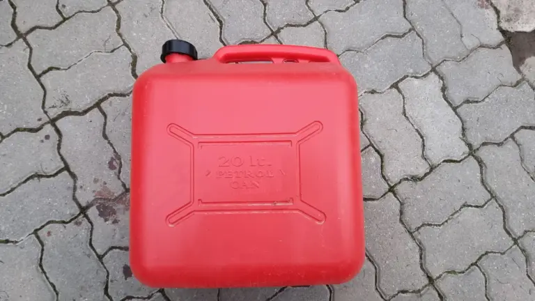 Un bărbat a aruncat cu benzină în holul Casei de Pensii Sector 6 şi a ameninţat că va da foc