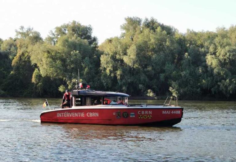 UPDATE O ambarcaţiune în care se aflau 12 persoane a intrat în mal. Pompierii din Tulcea intervin în apropiere de  Maliuc