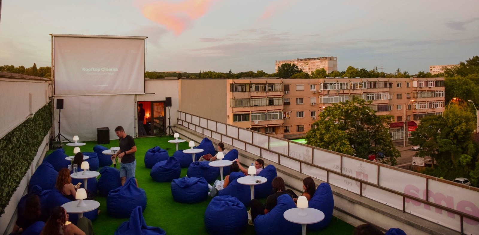 „Un film, o limonadă, te bucuri de priveliște și apus”. Rooftop Cinema continuă în august la Ateneul din Iași: 18 proiecții sub cerul liber