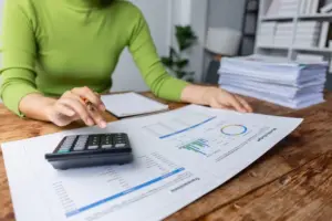 Paradox: afacerile scad, dar profiturile cresc pe piața amaneturilor și creditelor rapide din Iași. Cine sunt „liderii” locali? Mulți basarabeni printre ei