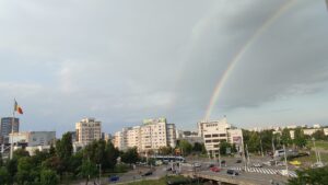 POZA ZILEI Curcubeu pe cerul Iașului după o scurtă ploaie de vară