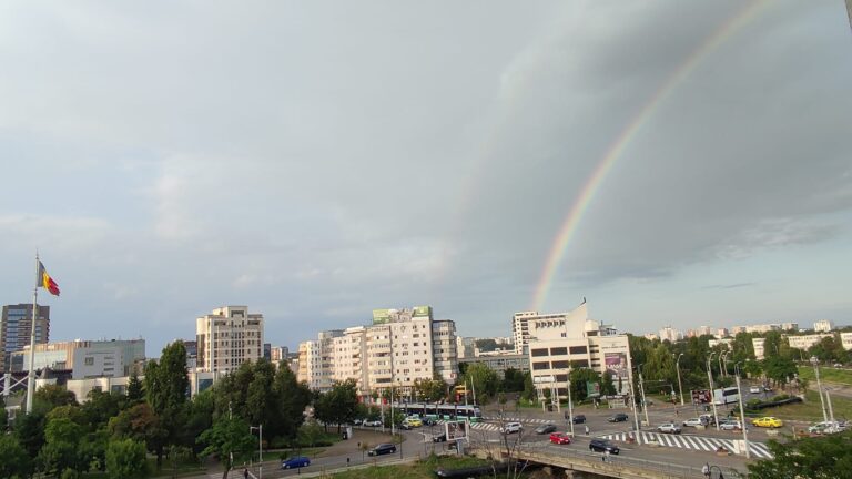 POZA ZILEI Curcubeu pe cerul Iașului după o scurtă ploaie de vară