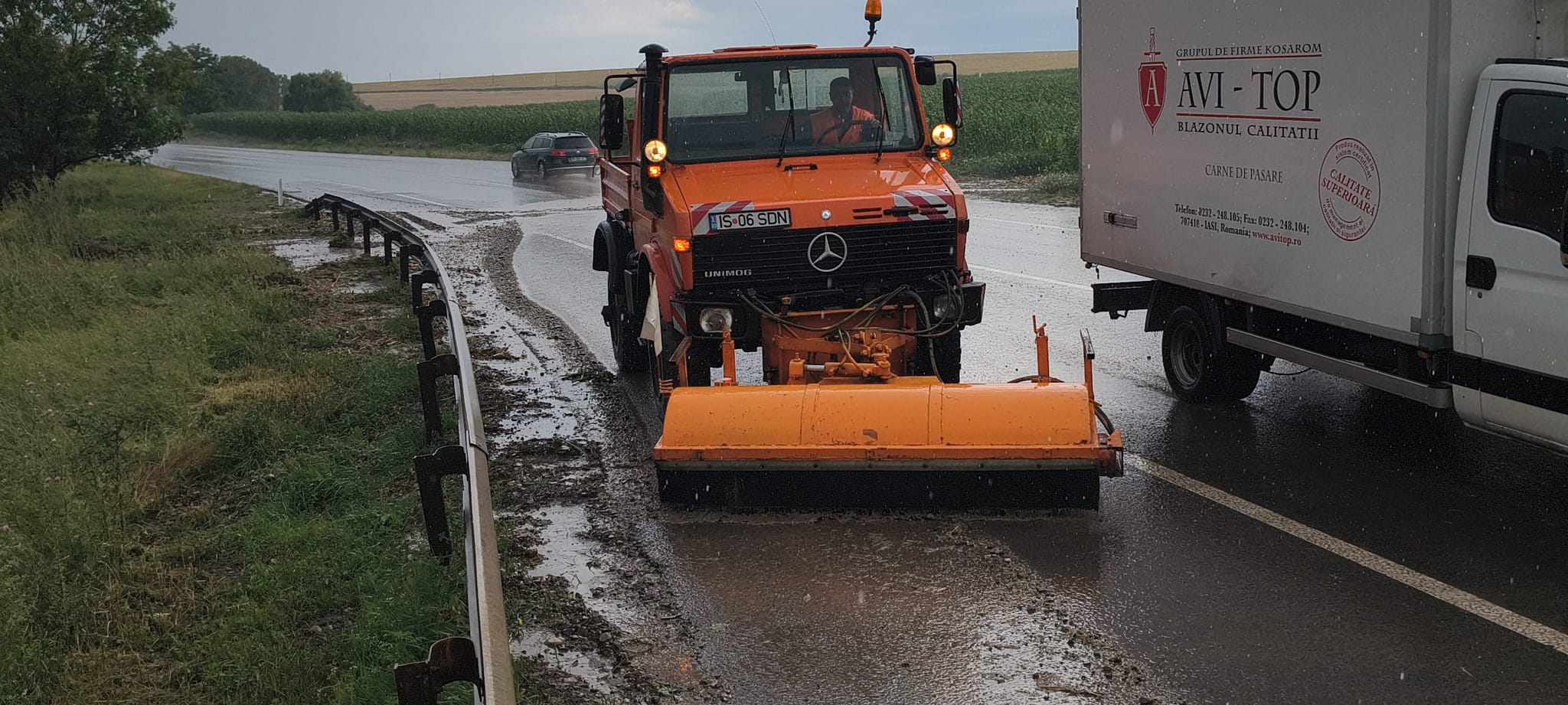 Echipele Secției Drumuri Naționale (SDN) Iași au intervenit pentru degajarea copacilor rupți și a crengilor căzute pe marginea carosabilului, ca urmare a manifestărilor meteo severe din cursul zilei