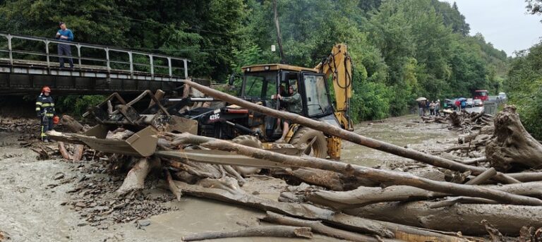 Trafic blocat pe DN 17C, în judeţul Bistriţa-Năsăud, în urma unei viituri: „Drumul a fost blocat complet de aluviuni, la ieşirea din localitatea Coşbuc spre Telciu”